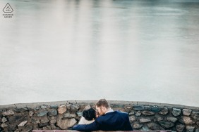 马萨诸塞州林肯，一对夫妇坐在结冰的湖边，靠近石墙，一位才华横溢的婚礼摄影师拍摄了精美的照片