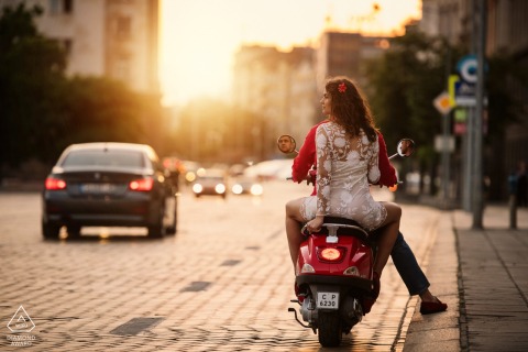 Portrety motocykli / motorowerów o zachodzie słońca - fotograf zaręczynowy w Sofii