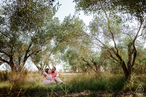 Herault-Porträts eines Paares aus Montpellier, das in einem Obstgarten in Frankreich sitzt