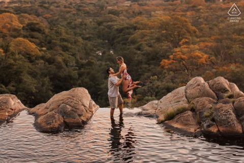 In Cachoeira – MG fangen die Verlobungsfotos die spielerische Liebe zwischen dem Paar ein, während der zukünftige Bräutigam seine zukünftige Braut vom Wasserfall aufnimmt.
