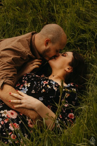 Au Lac de la Gimone, en France, les amoureux fous se sont promenés, s'adonnant à des baisers romantiques lors d'un pique-nique sur l'herbe.