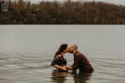Am Lac de la Gimone in Frankreich umarmten sich die abenteuerlustigen Liebenden während ihres Verlobungsporträts vor ihrer bevorstehenden Hochzeit hüfthoch im Wasser.