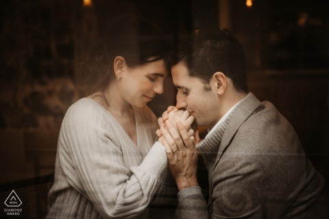Tijdens hun verlovingssessie in de romantische wijk van Parijs deelde het paar een tedere en warme omhelzing terwijl hij haar hand kuste, in een mooi en oprecht beeld.