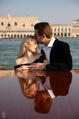 在義大利威尼斯巴奇諾聖馬可的水上計程車拍攝訂婚照時，這對夫婦在公爵宮前溫柔而溫暖的擁抱散發著愛意。