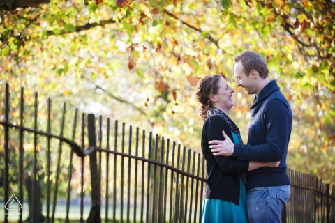في أكسفورد سيتي سنتر، يتشارك العروسان الضحك ويقفان وجهاً لوجه مبتسمين ويتعانقان بحرارة أمام أوراق الخريف.