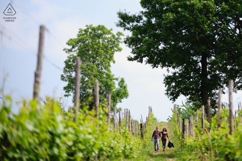 在意大利帕维亚的蒙特贝洛德拉巴塔利亚拍摄订婚照时，这对夫妇沿着葡萄酒小道漫步——每一帧都捕捉到了亲密的乡村浪漫。