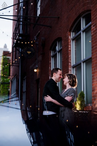 在堪萨斯市中心拍摄订婚照时，这对夫妇发现自己身处一条小巷中，亲密拥抱，完美捕捉了他们的都市浪漫。