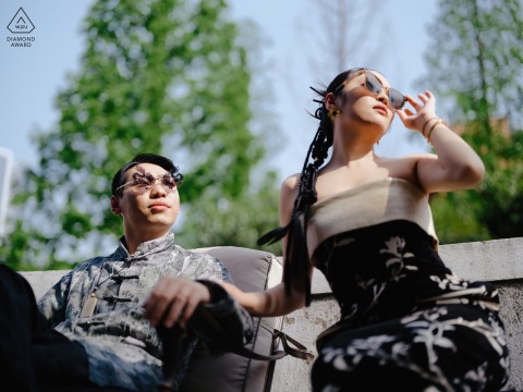 Sur un balcon à Shanghai, en Chine, le couple était assis dans des meubles de patio, respirant le style et la fraîcheur avec leurs lunettes de soleil et leurs vêtements à la mode, capturant l'essence de leur prochain mariage.