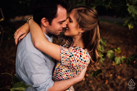 Im Londoner Richmond Park necken sich die beiden spielerisch, während sie sich eng umarmen, lächeln und ihre Liebe zueinander zeigen.